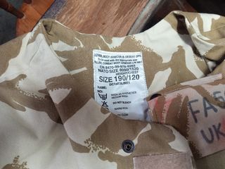 Conjunto militar: pantalón, chaleco y camiseta