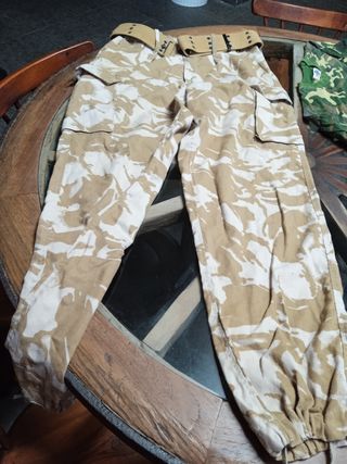 Conjunto militar: pantalón, chaleco y camiseta