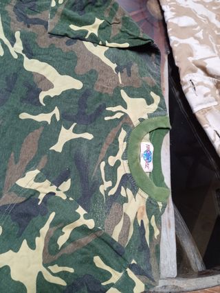 Conjunto militar: pantalón, chaleco y camiseta