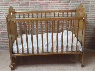Cuna de madera para bebé