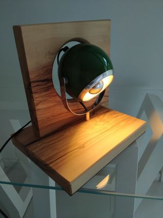 Lampada da tavolo eyeball verde e legno di Olivo 