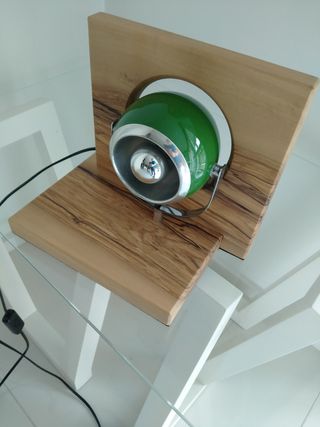 Lampada da tavolo eyeball verde e legno di Olivo 