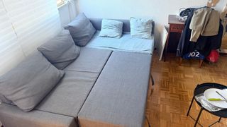 Divano letto con chaise longue e cassettiera