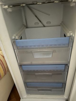Congelador vertical Indesit blanco
Urge la venta !