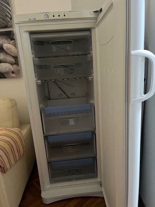 Congelador vertical Indesit blanco
Urge la venta !