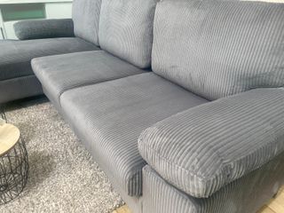 Sofá chaise longue gris nuevo con patas metálicas