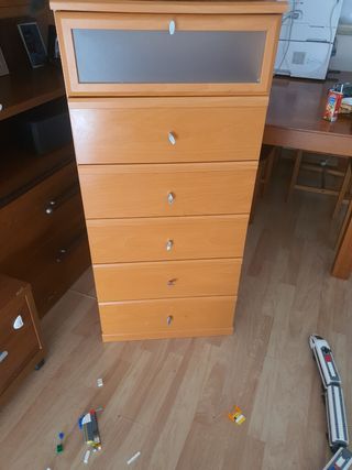 Cómoda de madera con cristal