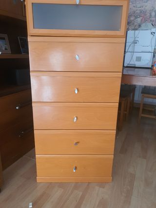 Cómoda de madera con cristal