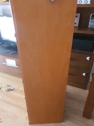 Cómoda de madera con cristal