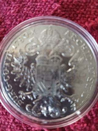 Moneda antigua con perfil