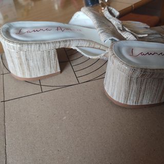 Zapatos de tacón Laura Amate talla 37 dorados