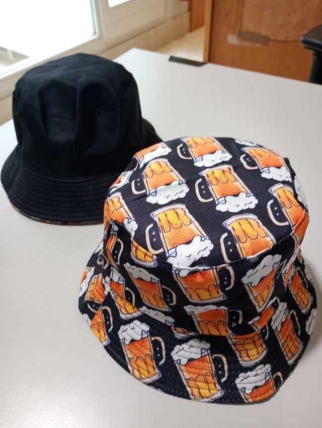 Gorro pescador reversible cervezas/negro