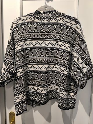 Chaqueta de punto geométrica blanca y negra 