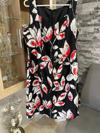 Vestido estampado floral negro y rojo