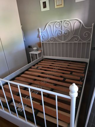 Cama de forja blanca con somier ikea