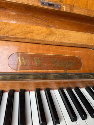Piano de madera W.W. Stiegler
