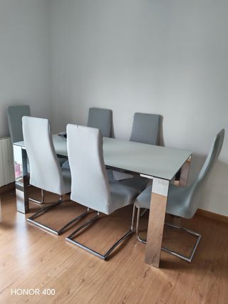 Mesa extensible cristal + 6 sillas con fundas.
