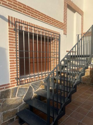 Escalera exterior recien pintada Ral 7016