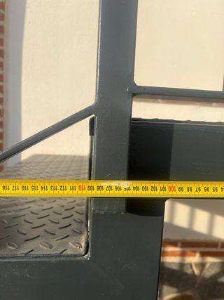 Escalera exterior recien pintada Ral 7016