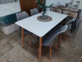 Mesa de comedor con 4 sillas