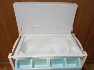Cambiador y bañera para bebé de madera