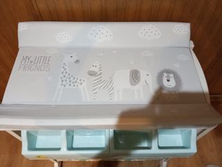 Cambiador y bañera para bebé de madera