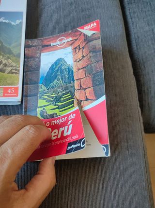Lote guías Perú Aguilar en inglés y lonely castell