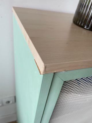 Mesa auxiliar verde con puertas
