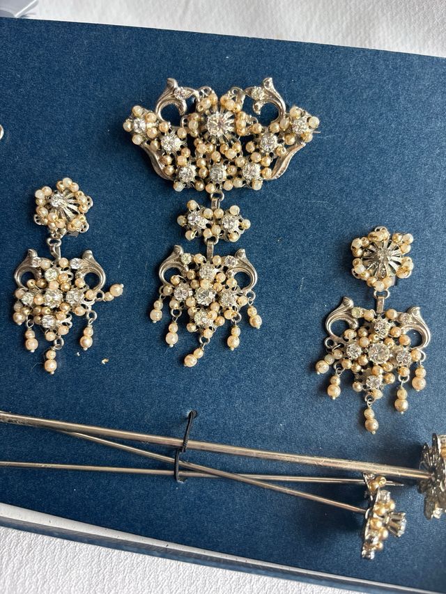 Aderezo Plateado con Perlas y Cristales