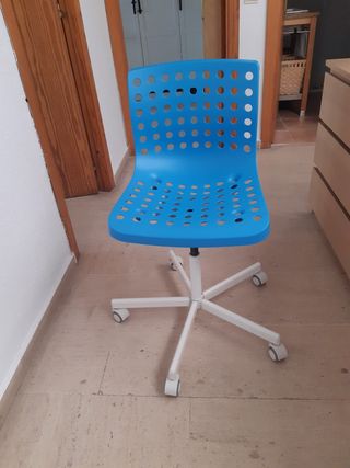 Silla de escritorio azul con ruedas