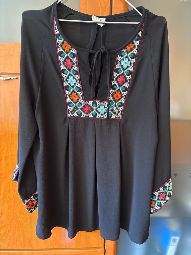 Blusa Negra Bordada Talla L