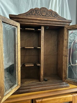 Vitrina de Madera Vintage con Puertas de Cristal