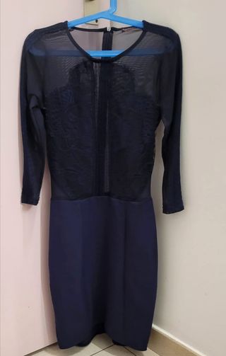 Vestido azul con encaje y transparencias