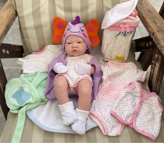Muñeco bebé con ropa y accesorios