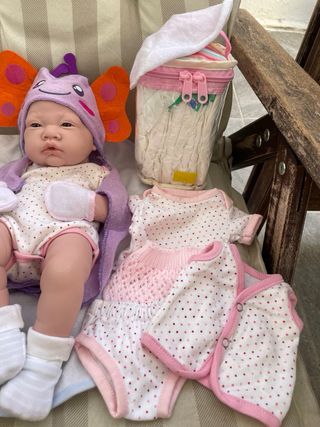 Muñeco bebé con ropa y accesorios