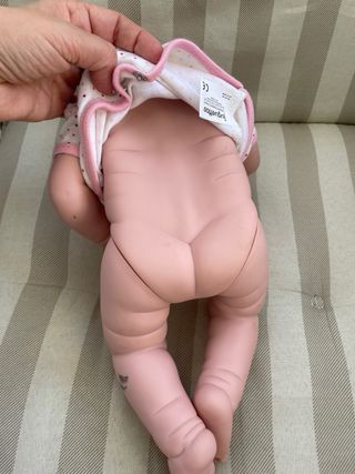 Muñeco bebé con ropa y accesorios