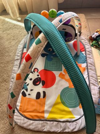 Gimnasio para bebé con arco y juguetes