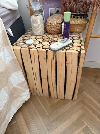 Mesa auxiliar rústica de madera