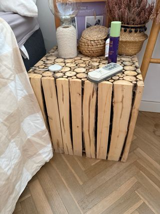 Mesa auxiliar rústica de madera