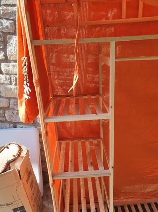 Armario de madera y tela naranja