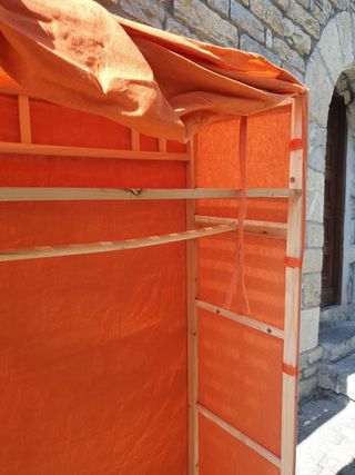 Armario de madera y tela naranja