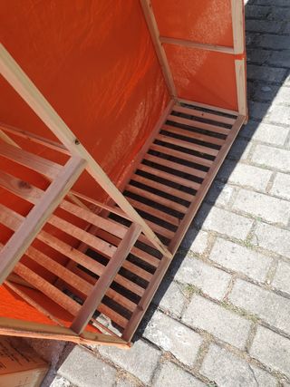 Armario de madera y tela naranja