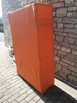 Armario de madera y tela naranja