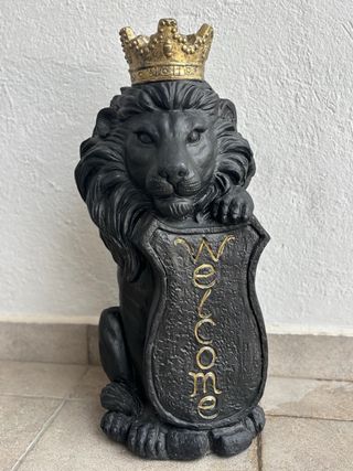 Figura León Negro con Corona y Welcome