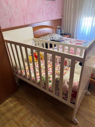 Cuna de bebé blanca con ruedas