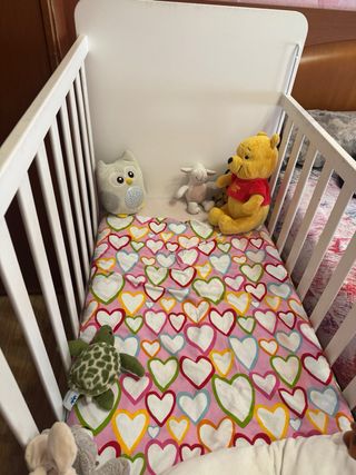 Cuna de bebé blanca con ruedas