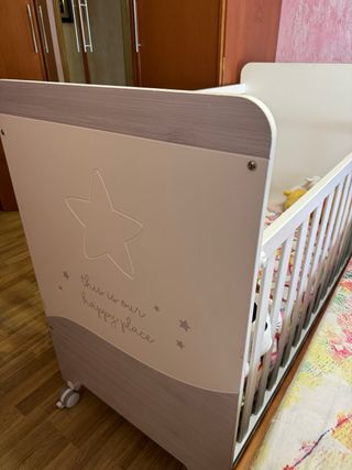 Cuna de bebé blanca con ruedas