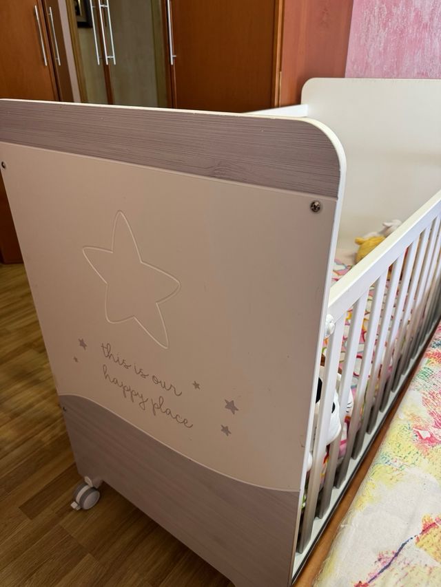 Cuna de bebé blanca con ruedas