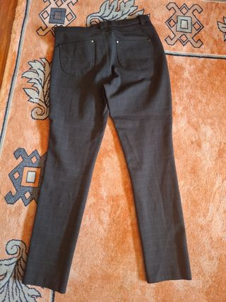 Pantalón negro elástico talla 42.
