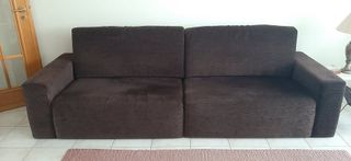 Sofá marrom em tecido, divisível em 2